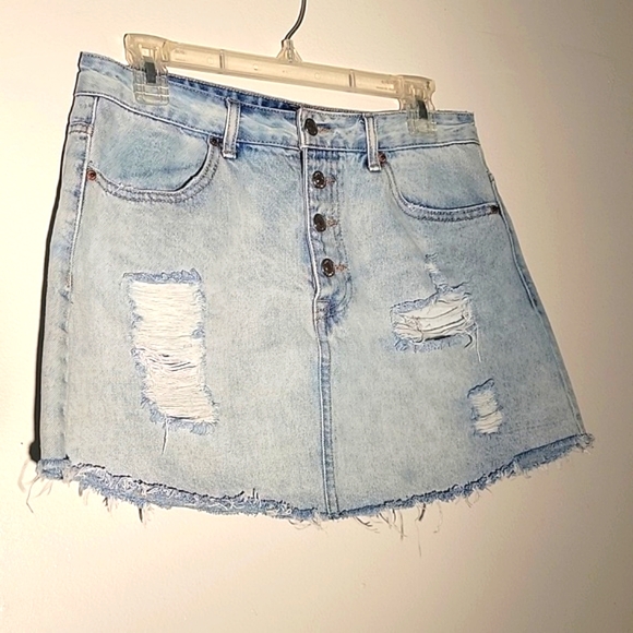 Forever 21 A-Line Blue Denim Mini Distressed Frayed Hem Jean Shirt Size 28 - Picture 1 of 5